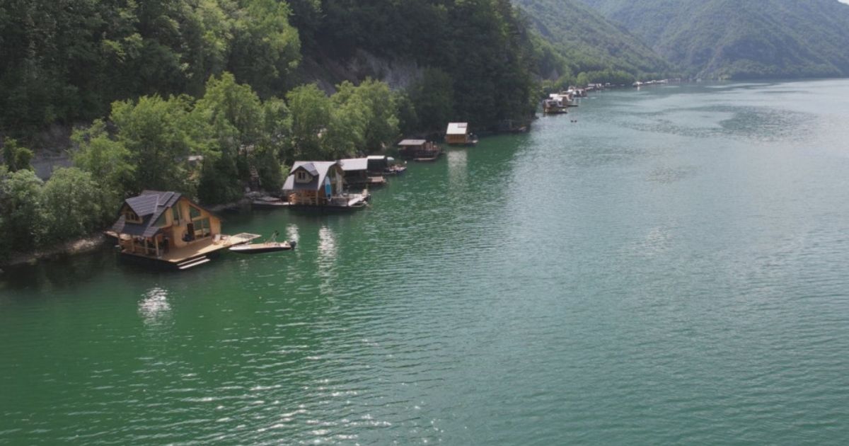 Famous Serbian Lake Hides Shocking Secret: Everyone Enjoys It Today, But This Photo Reveals What Lies Beneath the Water