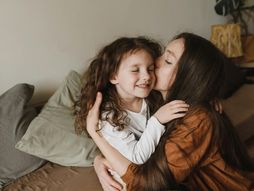 mama, dete, ćerka, žena, devojčica, poljubac