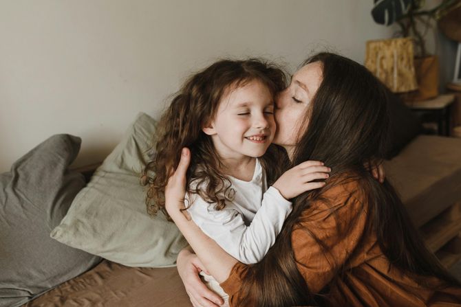mama, dete, ćerka, žena, devojčica, poljubac