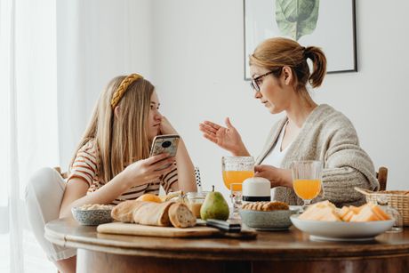 mama, žena, dete, ćerka, doručak, telefon, jelo, kuća mama, žena, dete, ćerka, doručak, telefon, jelo, kuća