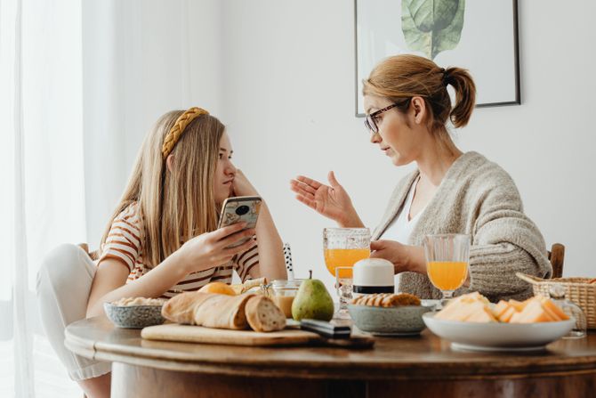 mama, žena, dete, ćerka, doručak, telefon, jelo, kuća mama, žena, dete, ćerka, doručak, telefon, jelo, kuća