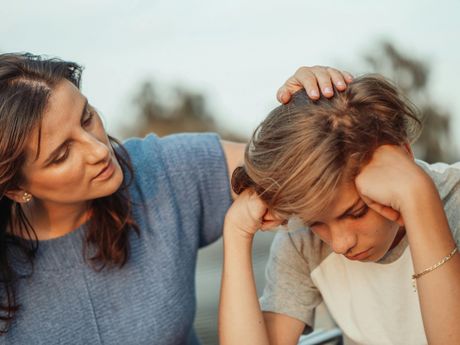 mama, žena, dete, dečak, sin, teši ga mama, žena, dete, dečak, sin, teši ga