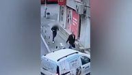 Ovako je nasred ulice na Vračaru izboden Nikola (28): Žena drži napadača, on u ruci nož, a dete sve gleda