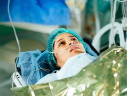 Žena u vozilu hitne pomoći