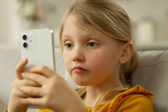 deca i telefon