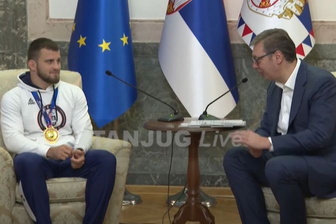 Aleksandar Vučić, Aleksandar Komarov