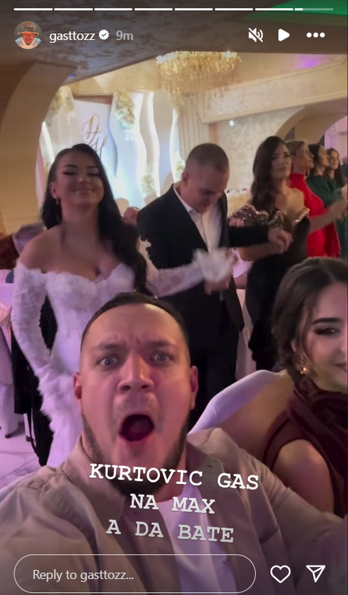 U jeku priča o raskidu, oni uživaju na svadbi: Gastoz veseliji od mladenaca, a Anđela mu se baca u zagrljaj