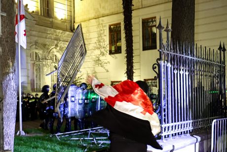 Gruzija, Tbilisi, protesti, neredi, predsednička palata Gruzija, Tbilisi, protesti, neredi, predsednička palata