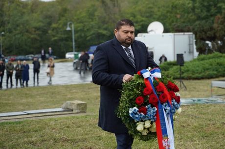 Zamenik predsednika Skupštine grada Beograda Igor Jovanović položio venac u Spomen-parku Jajinci Zamenik predsednika Skupštine grada Beograda Igor Jovanović položio venac u Spomen-parku Jajinci