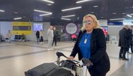 Pevačica sletela u Beograd, a od dečka ni traga: Vidno ljuta dobacila je novinarima jedno