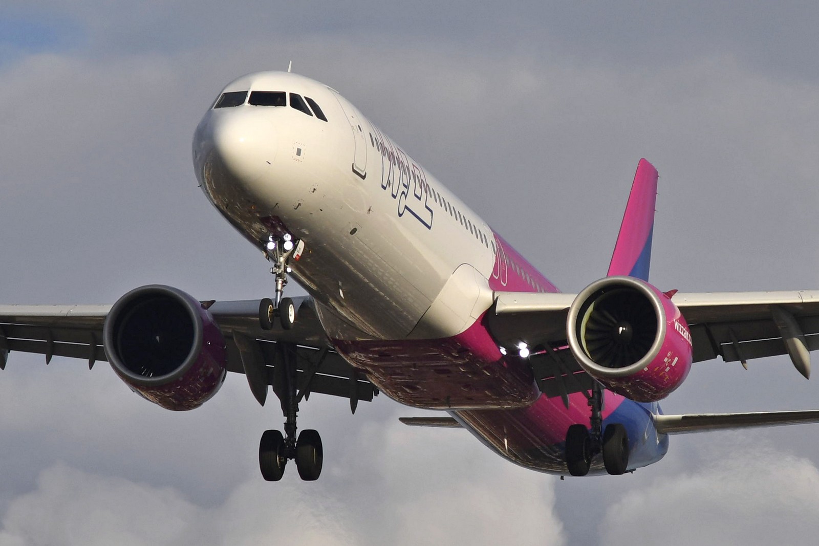 A320 iz flote Wizz Aira stigao u Šenon na farbanje u boje Er Srbije