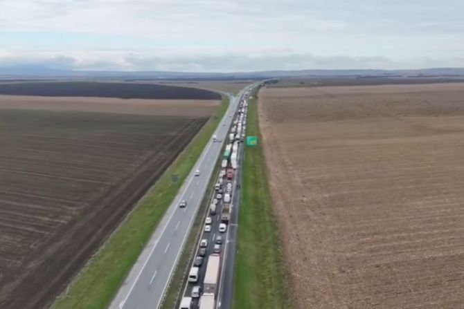 Zastoj na autoputu iz smera Beograda ka Novom Sadu kod Inđije