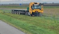 Haos na auto-putu kod Aleksinca: Kamion sleteo sa kolovoza, pa probio zaštitnu ogradu
