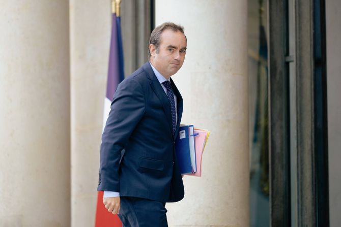 ostavka, premijer, francuska