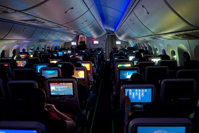 Avion zamračena svetla u kabini