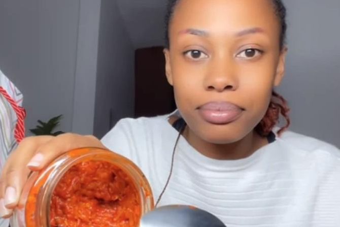 Džulijan Abasa probala ajvar Džulijan Abasa probala ajvar