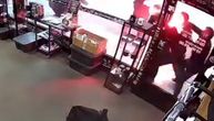 Ekskluzivno! Delije usred bela dana napale butik Grobara u Humskoj, ima povređenih, ovo je snimak sa kamera