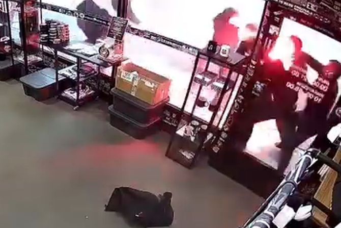 Tuča Delija i Grobara ispred stadiona Partizana