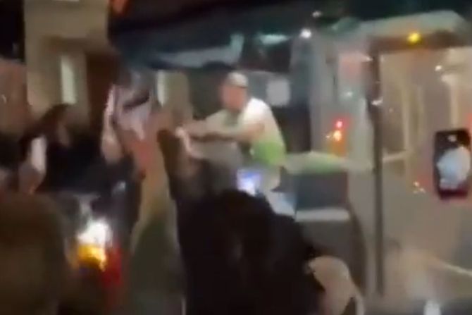 Isak, vozač autobusa u dresu Liverpula