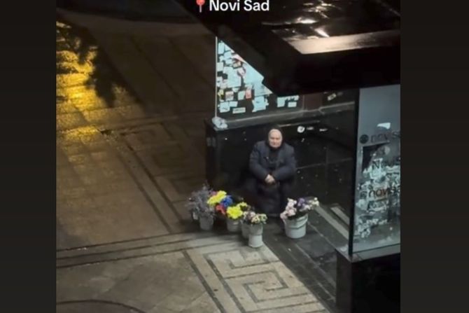 Baka prodaje cveće u Novom Sadu