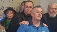 Sin Halida Bešlića stigao ispred Skenderije! Emotivna scena uz Romaniju, zagrlio ga i počeo da jeca na glas