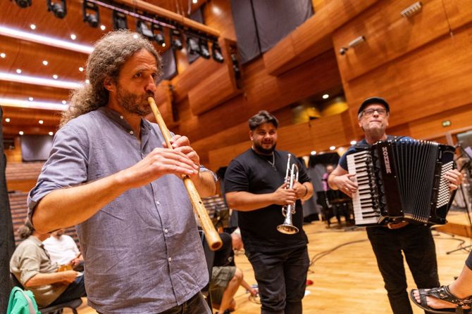 Kavalista Miloš Nikolić (Srbija), trubač Serdžuk Alimov (Severna Makedonija) i harmonikaš Gent Ruši (Albanija)