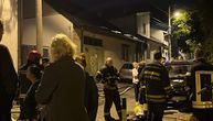 Veliki požar zahvatio 2 porodične kuće u Zemunu: Među evakuisanim stanarima i 2 bebe