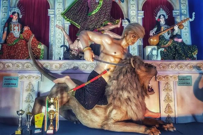 Verski festival Durga Pudža u Indiji, Tramp prikazan kao demon