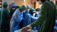 Iza ove slike krije se zastrašujuća priča o devojčici (5): Male papuče sa medvedićima ostale ispred bolnice