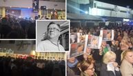 Sarajevo u suzama! Hiljade ljudi odaje počast Halidu Bešliću ispred Doma mladih, pevaju njegove najveće hitove