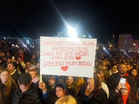 Sarajevo skup povodom smrti Halida Bešlića Sarajevo skup povodom smrti Halida Bešlića