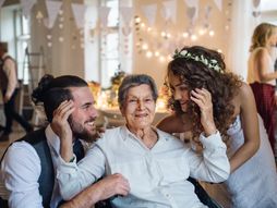 venčanje, mladenci, baka i deka, baba, mladoženja, slavlje