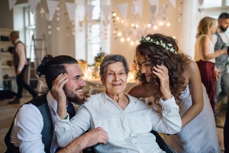 venčanje, mladenci, baka i deka, baba, mladoženja, slavlje