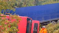 Vozač šlepera sleteo s puta u Srbiji, pa ostao zarobljen 12 sati: ONI ga sasvim slučajno našli, bio na izmaku