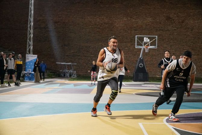 Glumci, muzičari, sportisti i ostali održali čast humanosti na Kalemegdanu Glumci, muzičari, sportisti i ostali održali čast humanosti na Kalemegdanu
