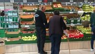 Slika iz radnje u Šapcu postala hit na mrežama: Baka sa štapom jedva išla među rafove, a onda se desilo OVO