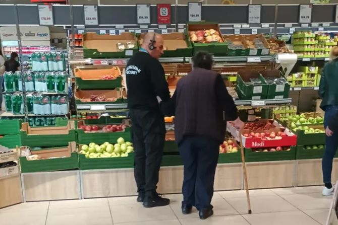 Radnik obezbeđenja pomogao starici Radnik obezbeđenja pomogao starici