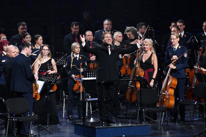 Maestro Bojan Suđić i par stotina muzičara izveli delo Carmina Burana u Sava Centru Maestro Bojan Suđić i par stotina muzičara izveli delo Carmina Burana u Sava Centru