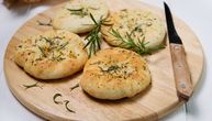 Brzi recept za zdravo pecivo iz tiganja: Domaće mini „fokače“ sa tikvicama