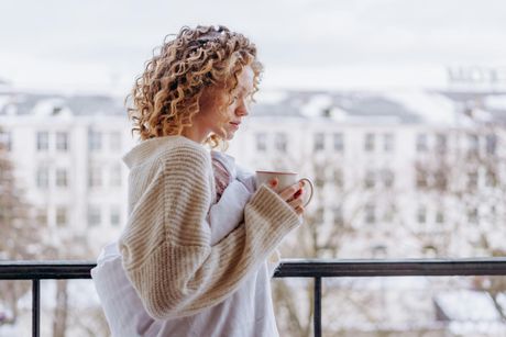 žema, devojka, kafa, čaj, šolja, terasa zima