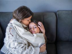 mama, žena, dete, ćerka, zagrljaj, poljubac