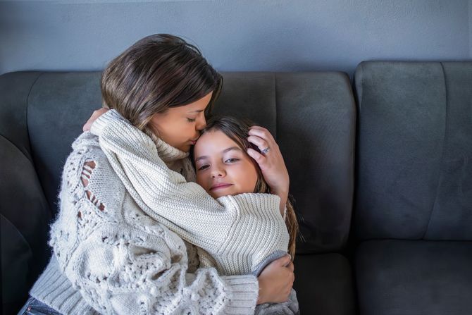 mama, žena, dete, ćerka, zagrljaj, poljubac mama, žena, dete, ćerka, zagrljaj, poljubac
