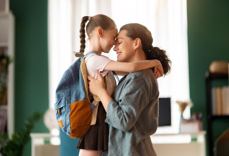 mama, žena, dete, ćerka, zagrljaj, poljubac, škola, ranac mama, žena, dete, ćerka, zagrljaj, poljubac, škola, ranac