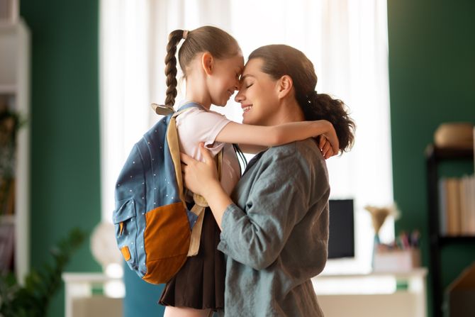 mama, žena, dete, ćerka, zagrljaj, poljubac, škola, ranac