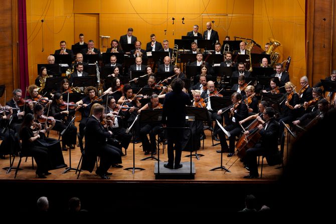 Beogradska filharmonija otvorila sezonu koncertom sa dirigentom Aleksandrom Blohom Beogradska filharmonija otvorila sezonu koncertom sa dirigentom Aleksandrom Blohom