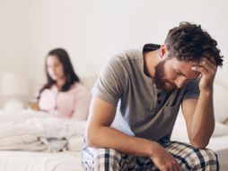 Par, mladić i devojka, muškarac, zabrinut,zamišljen, prevara, varanje, neverstvo, svađa