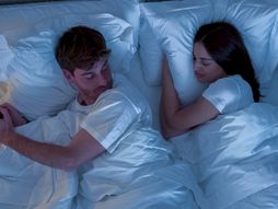 Par, mladić i devojka, muškarac, prevara, varanje, neverstvo, mobilni, poruke