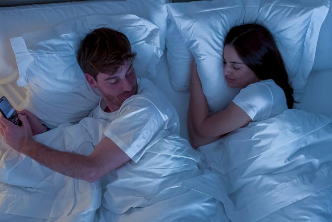 Par, mladić i devojka, muškarac, prevara, varanje, neverstvo, mobilni, poruke Par, mladić i devojka, muškarac, prevara, varanje, neverstvo, mobilni, poruke