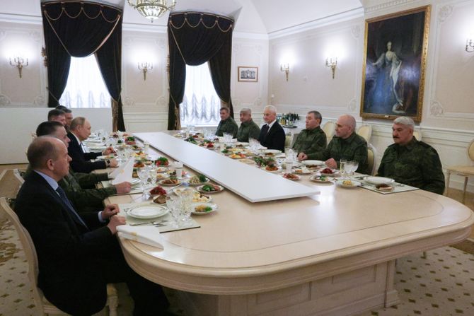 Putin za rođendan večerao sa generalima