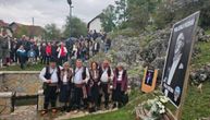 Suze u rodnom mestu Halida Bešlića, meštani izašli na ulicu: Odjekuju stihovi njegovih pesma dan pred sahranu